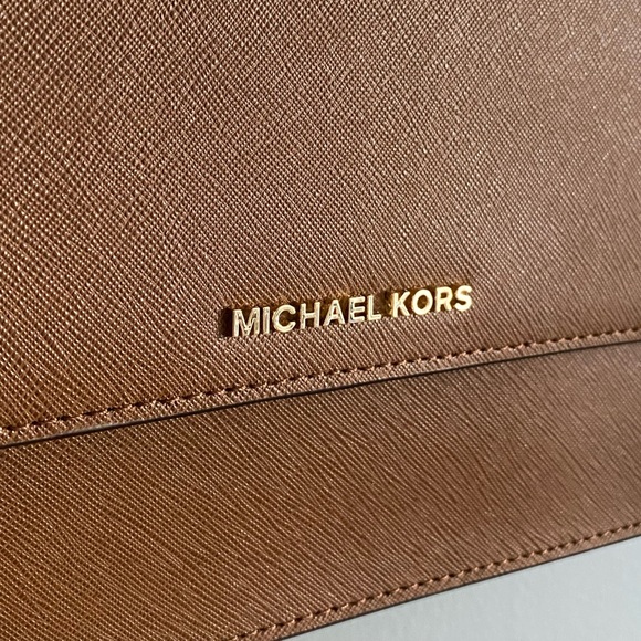 SOLD Michael Kors Daniela Safiano Crossbody - Picture 8 of 16